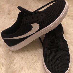 NIKE LIKE NEW BLACK ULTRALIGHT SHOES